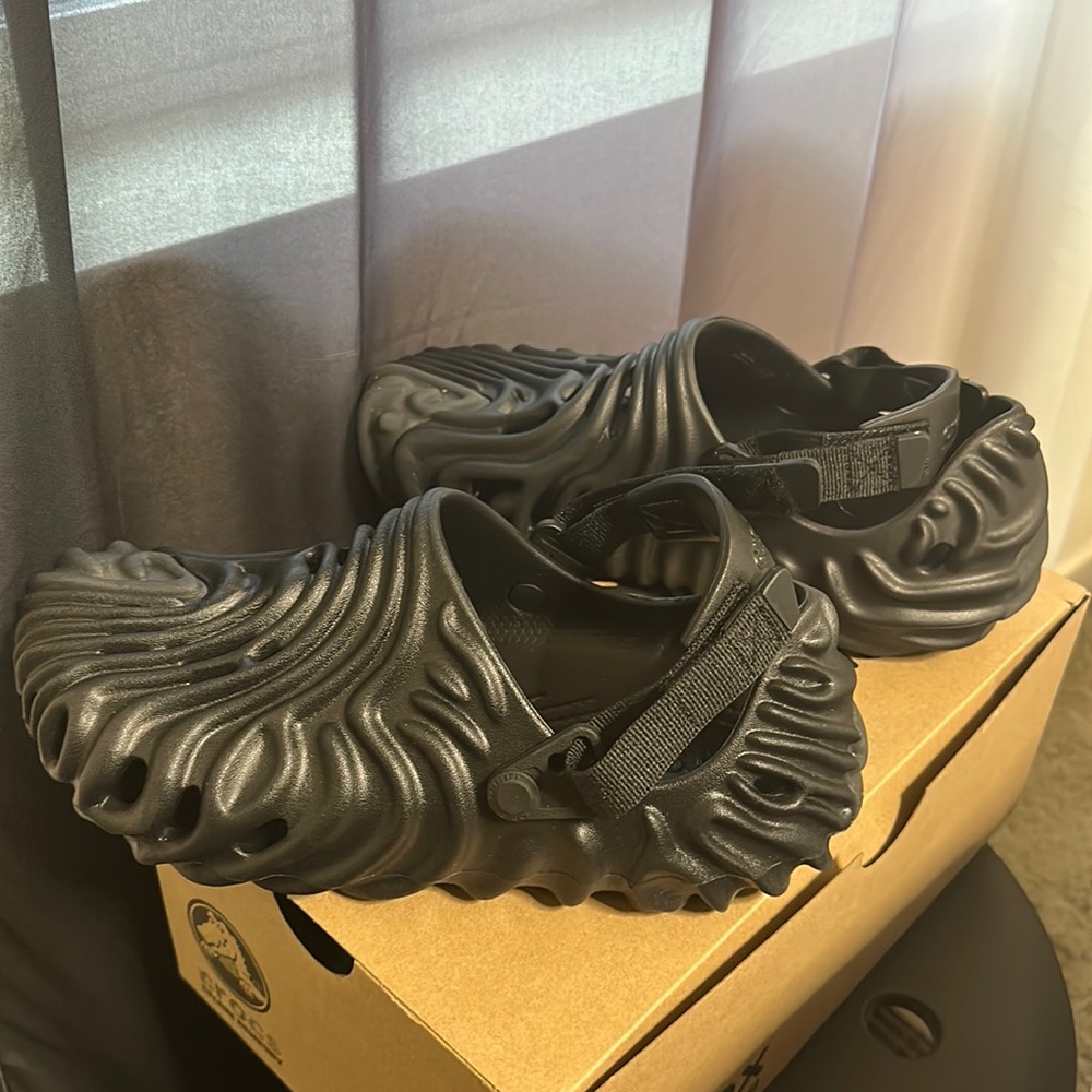 Black Salehe Bembury size 7/men’s 9/Women’s